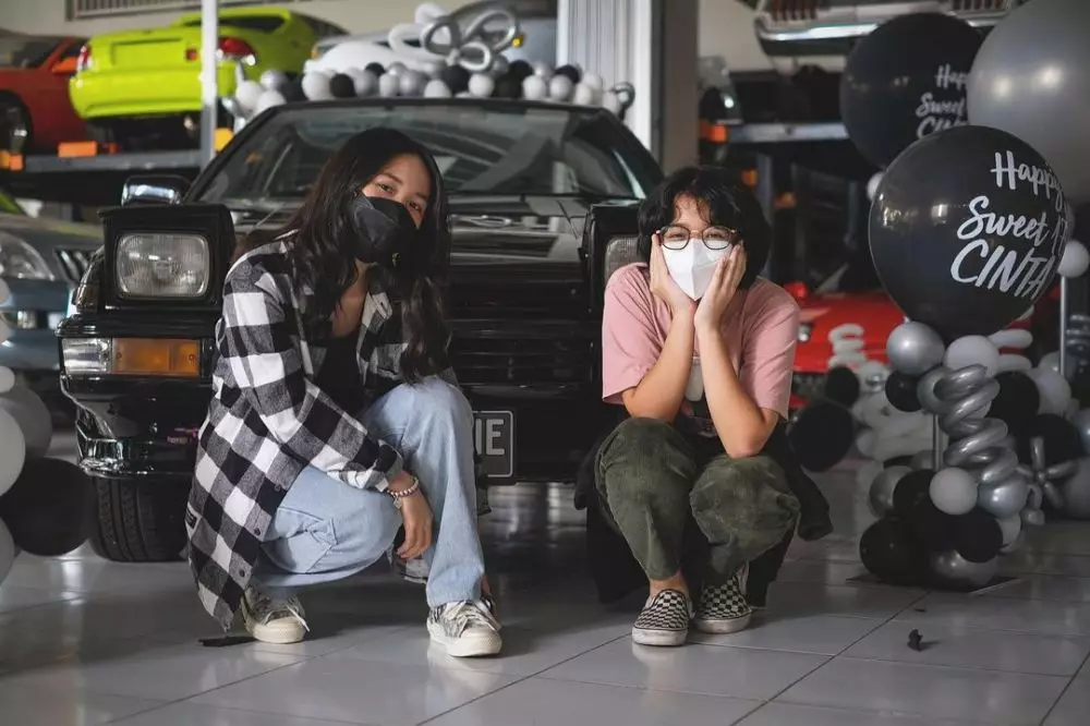 Momen Cinta Kuya dapat hadiah mobil klasik © Instagram