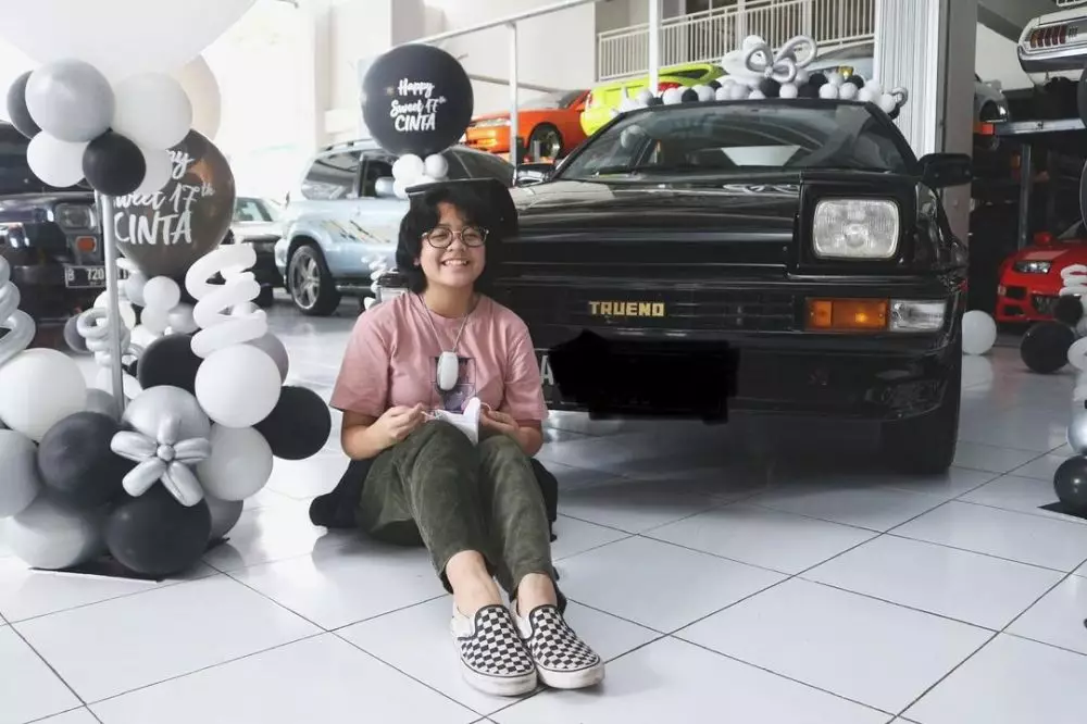 Momen Cinta Kuya dapat hadiah mobil klasik © Instagram