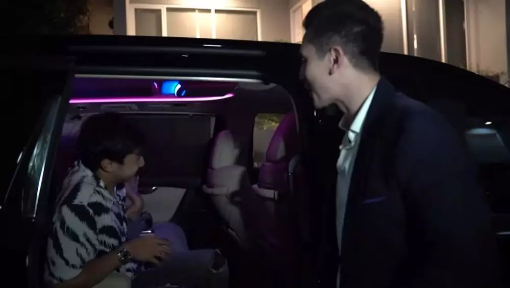 isi mobil baru Feli dan Hito © YouTube isi mobil baru Feli dan Hito © YouTube