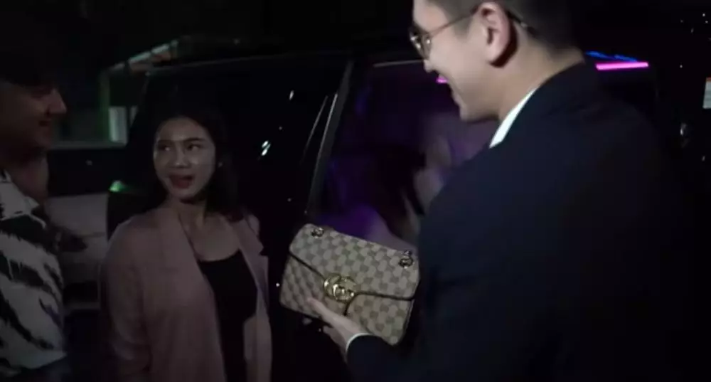 isi mobil baru Feli dan Hito © YouTube isi mobil baru Feli dan Hito © YouTube