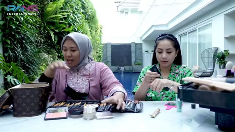 Gigi pakai makeup 50 ribu © YouTube Gigi pakai makeup 50 ribu © YouTube