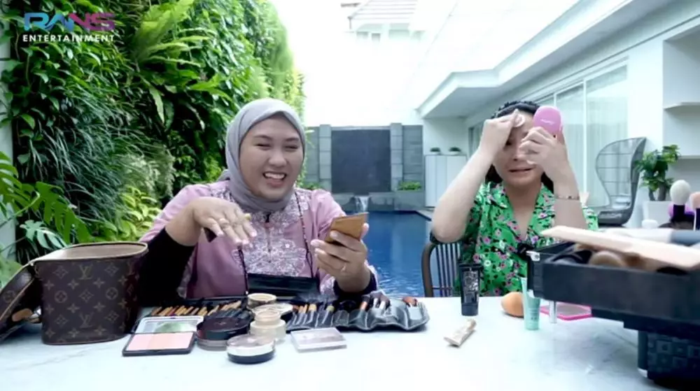 Gigi pakai makeup 50 ribu © YouTube Gigi pakai makeup 50 ribu © YouTube