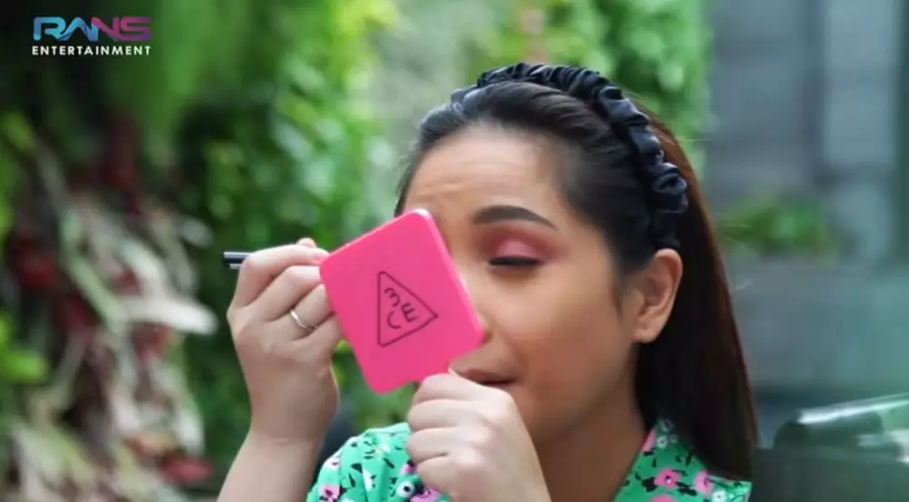 Gigi pakai makeup 50 ribu © YouTube Gigi pakai makeup 50 ribu © YouTube