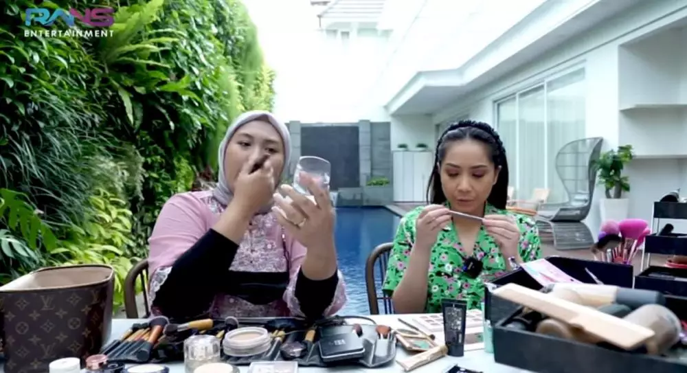 Gigi pakai makeup 50 ribu © YouTube Gigi pakai makeup 50 ribu © YouTube
