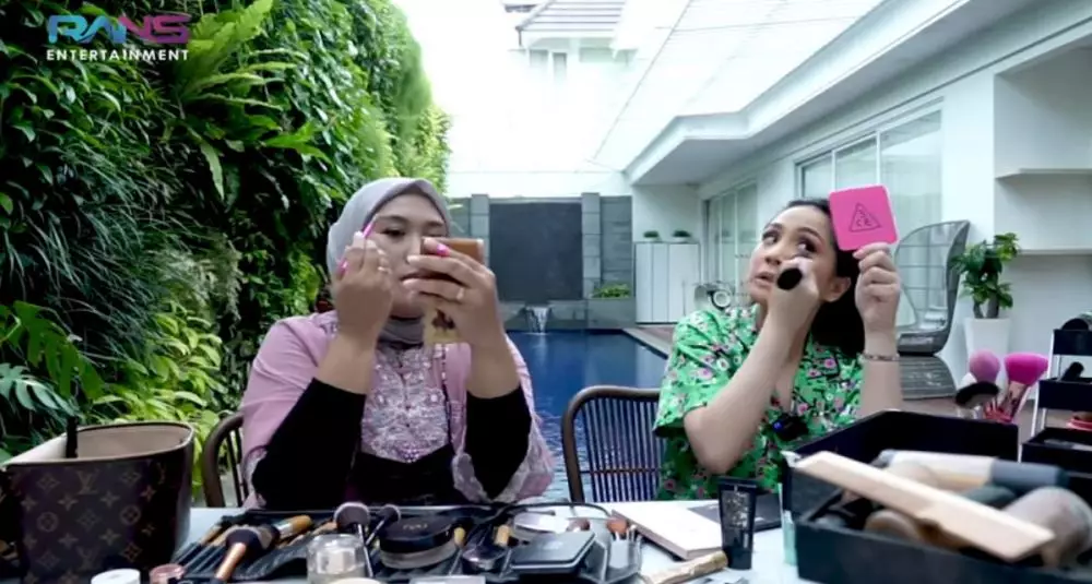 Gigi pakai makeup 50 ribu © YouTube Gigi pakai makeup 50 ribu © YouTube