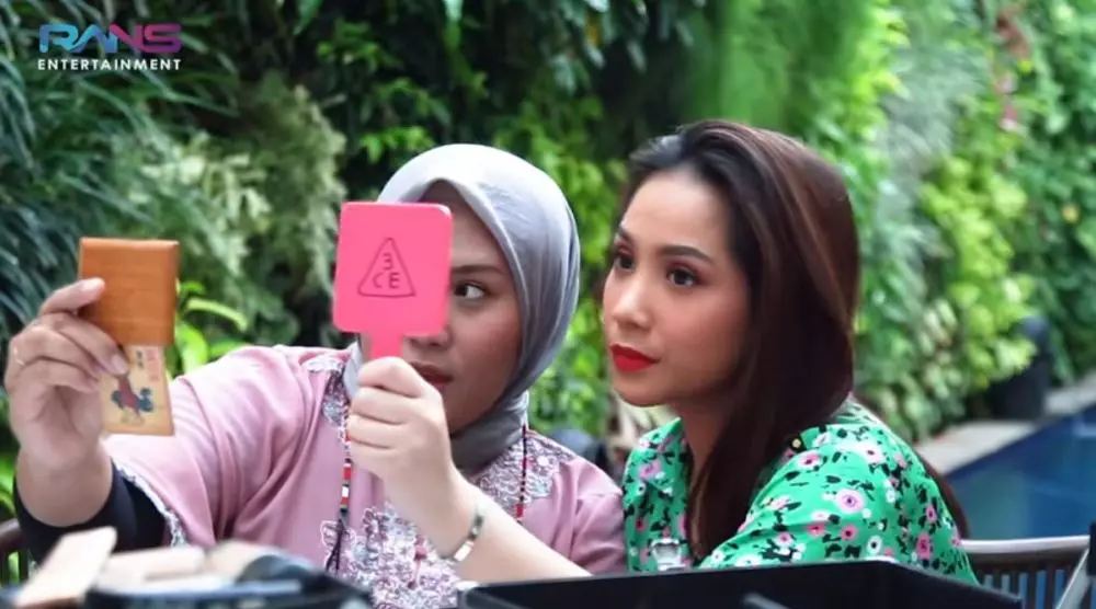 Gigi pakai makeup 50 ribu © YouTube Gigi pakai makeup 50 ribu © YouTube