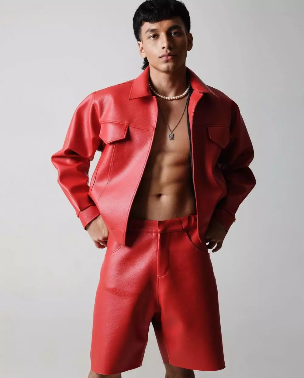 Gaya Jefri Nichol saat pemotretan © 2021 brilio.net