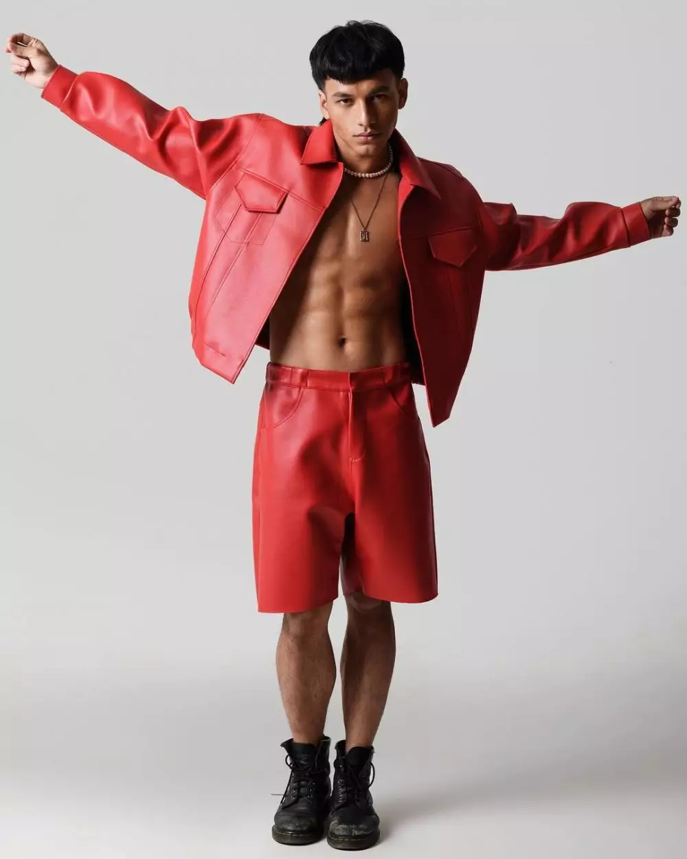 Gaya Jefri Nichol saat pemotretan © 2021 brilio.net