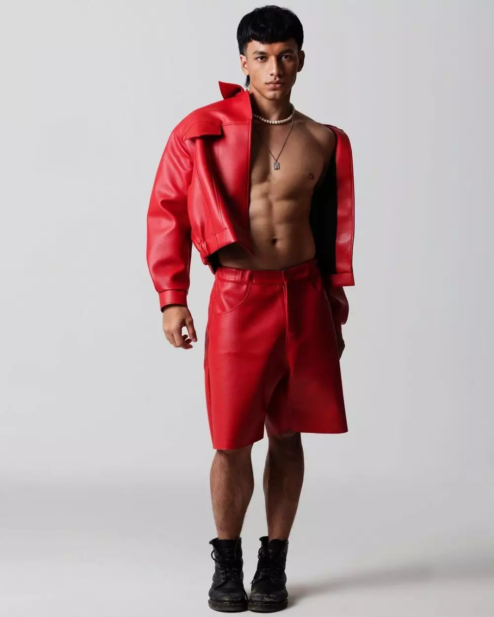 Gaya Jefri Nichol saat pemotretan © 2021 brilio.net