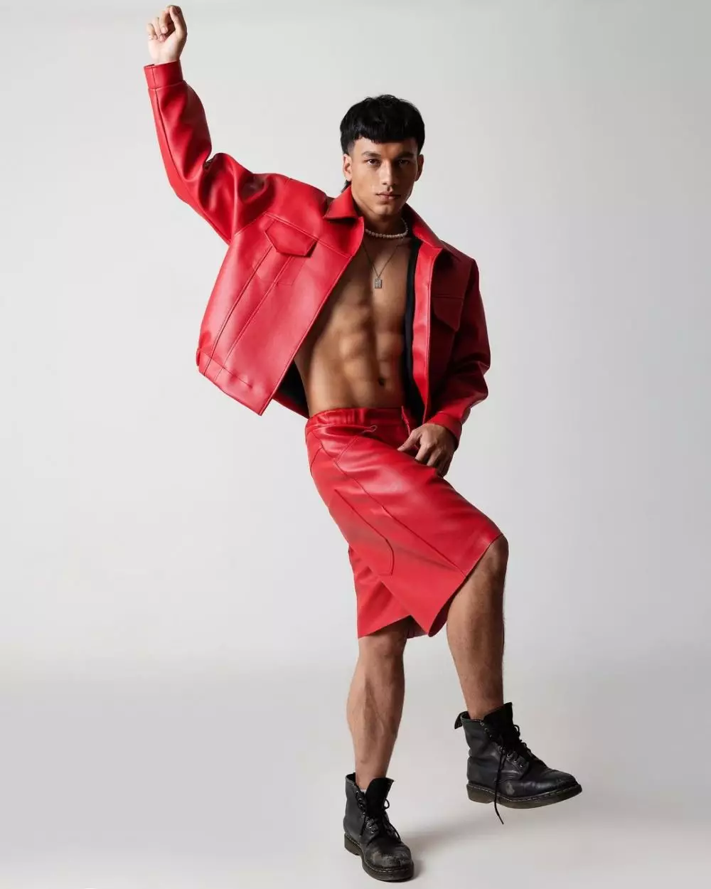 Gaya Jefri Nichol saat pemotretan © 2021 brilio.net