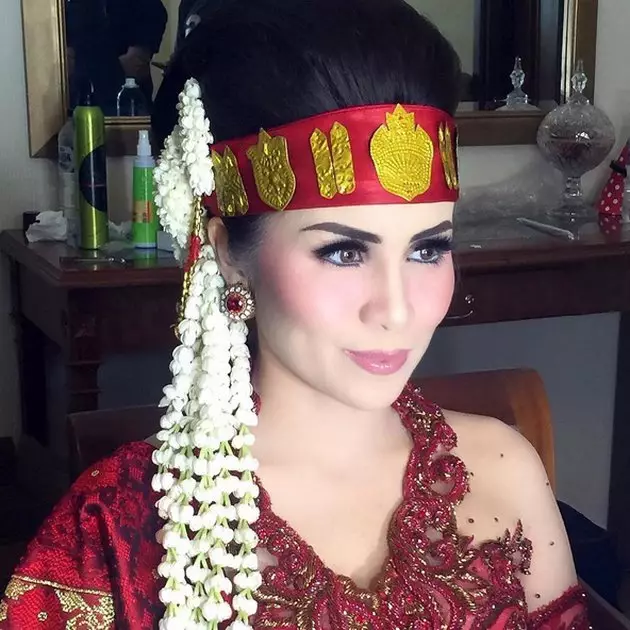 Potret seleb dengan baju adat batak © Instagram Potret seleb dengan baju adat batak © Instagram
