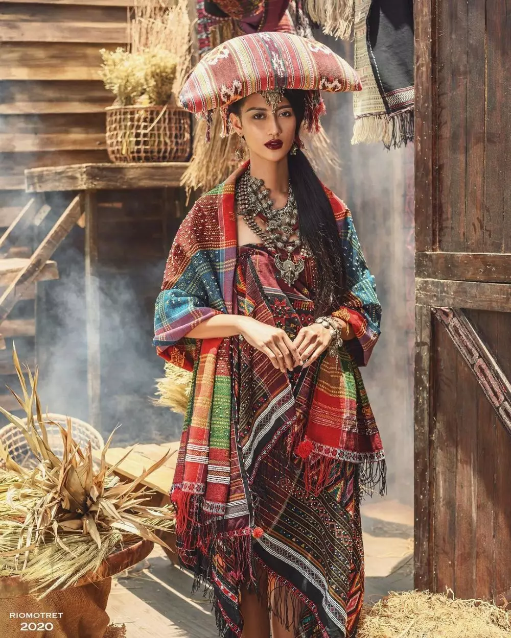 Potret seleb dengan baju adat batak © Instagram Potret seleb dengan baju adat batak © Instagram