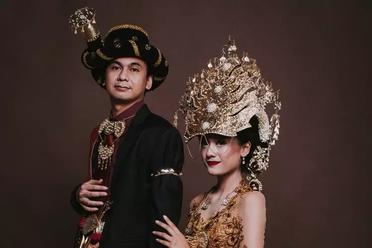Potret seleb dengan baju adat batak © Instagram Potret seleb dengan baju adat batak © Instagram