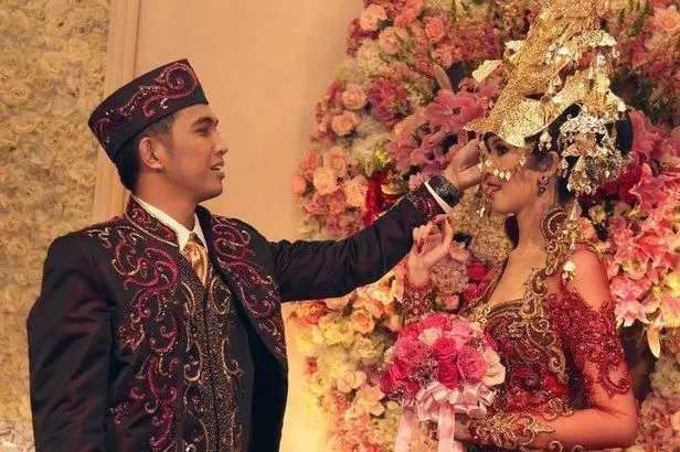 Potret seleb dengan baju adat batak © Instagram Potret seleb dengan baju adat batak © Instagram