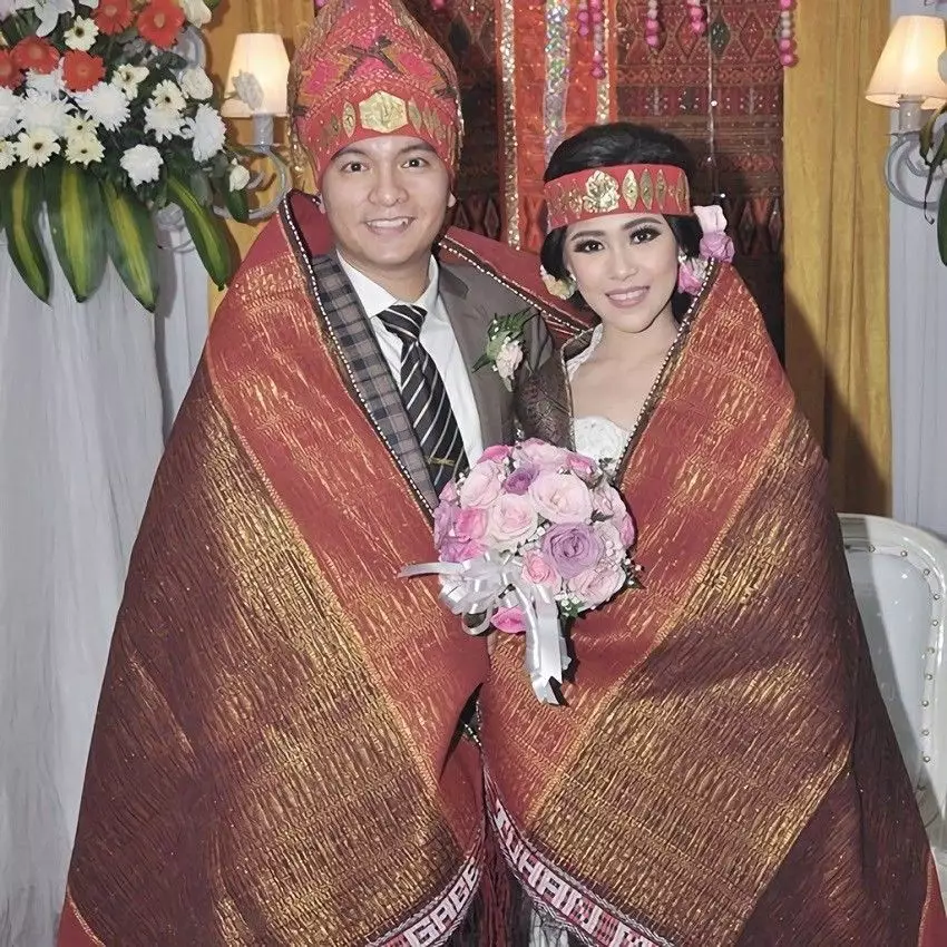 Potret seleb dengan baju adat batak © Instagram Potret seleb dengan baju adat batak © Instagram