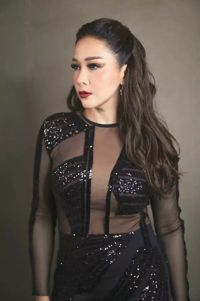 Maia Estianty makeup tebal © Instagram