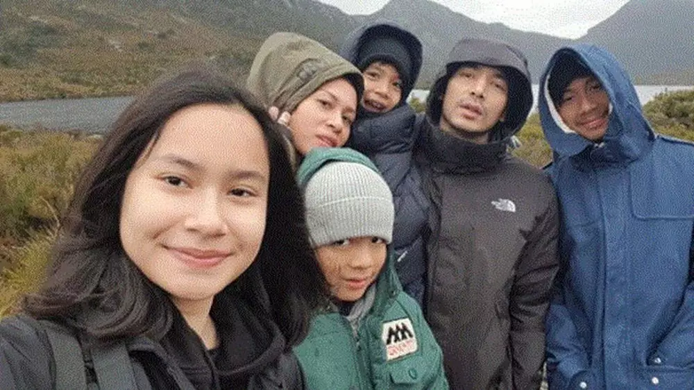 Abimana Aryasatya dan putrinya © 2021 brilio.net