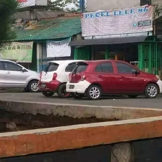 momen pas di tempat parkir © 2021 1cak.com