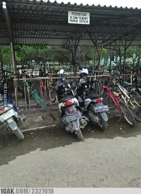 momen pas di tempat parkir © 2021 1cak.com