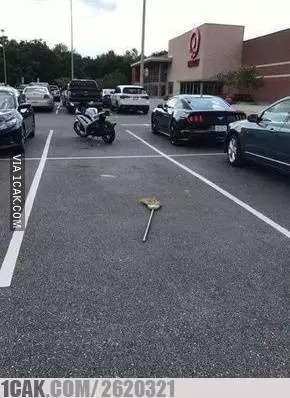 momen pas di tempat parkir © 2021 1cak.com