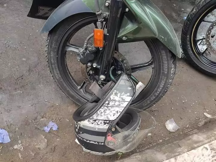 momen pas di tempat parkir © 2021 1cak.com