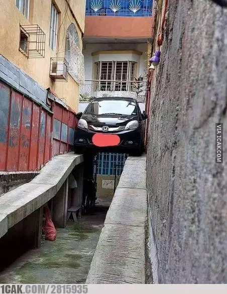 momen pas di tempat parkir © 2021 1cak.com