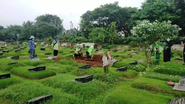 persiapan pemakaman Rina Gunawan © 2021 brilio.net persiapan pemakaman Rina Gunawan © 2021 brilio.net