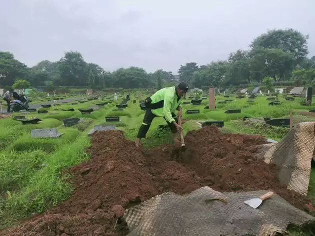 persiapan pemakaman Rina Gunawan © 2021 brilio.net persiapan pemakaman Rina Gunawan © 2021 brilio.net