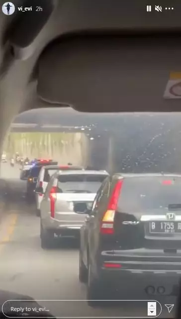 Momen pemakaman Rina Gunawan  berbagai sumber © 2021 brilio.net