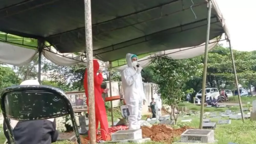 Momen pemakaman Rina Gunawan  berbagai sumber © 2021 brilio.net