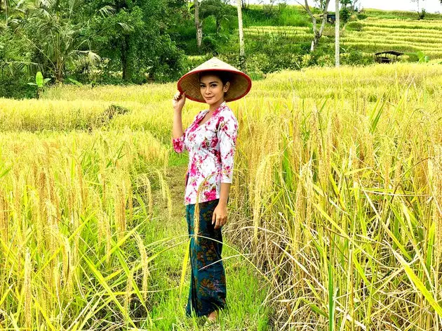 seleb cantik pemotretan di sawah © Instagram seleb cantik pemotretan di sawah © Instagram