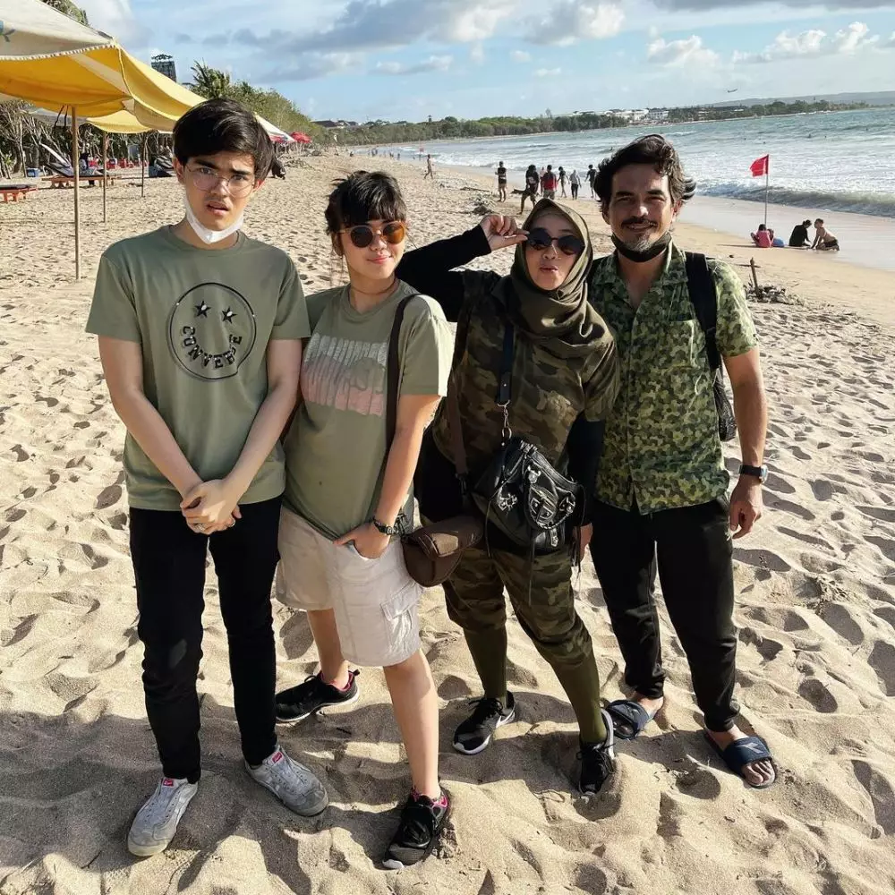 Rina Gunawan dan keluarga inti ©Instagram