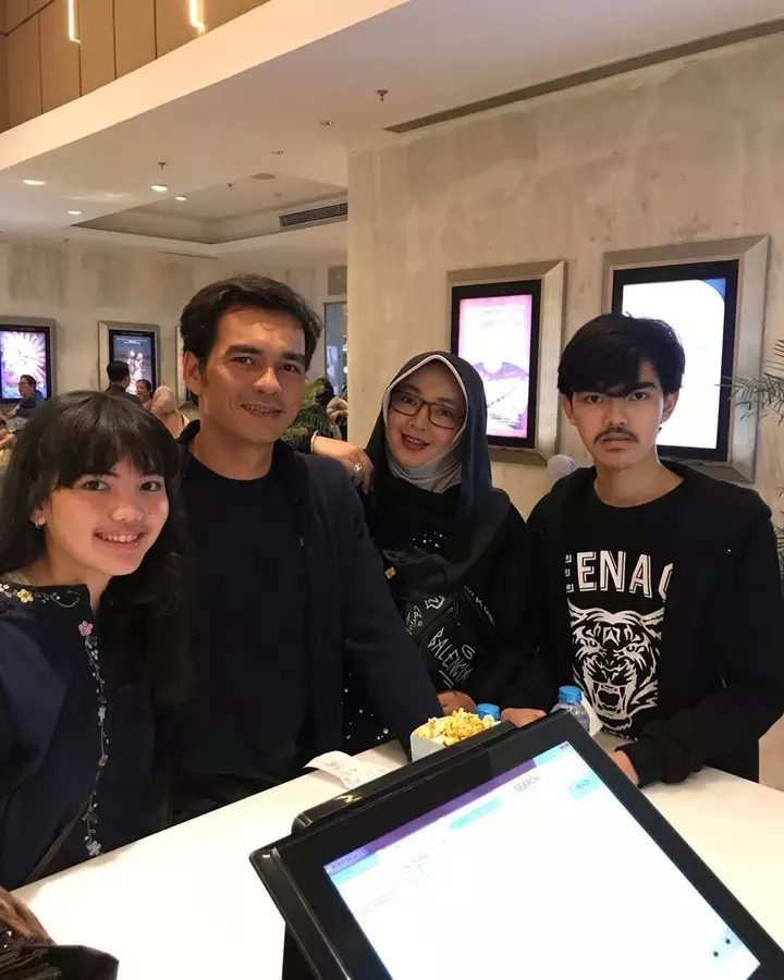 Rina Gunawan dan keluarga inti ©Instagram