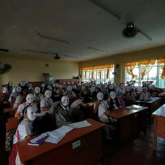 penampakan di kelas lucu © 2021 1cak.com penampakan di kelas lucu © 2021 1cak.com