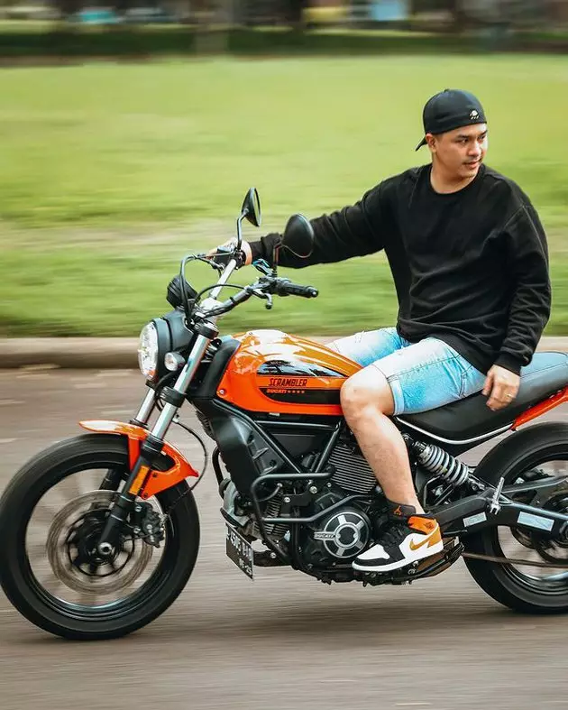 Potret Glenn Alinskie naik motor © 2021 brilio.net