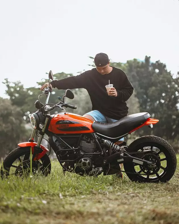 Potret Glenn Alinskie naik motor © 2021 brilio.net