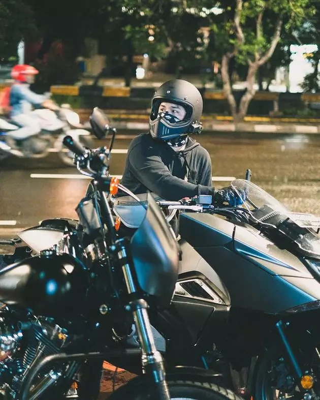 Potret Glenn Alinskie naik motor © 2021 brilio.net