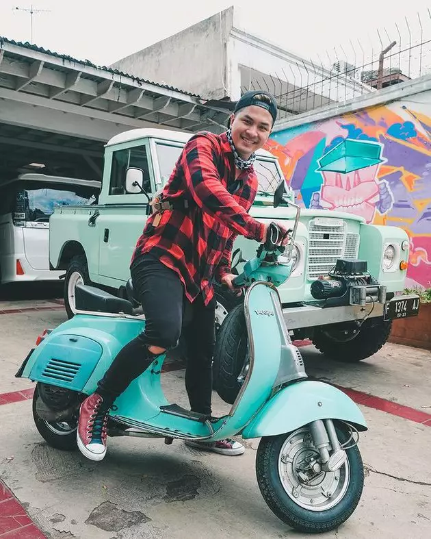 Potret Glenn Alinskie naik motor © 2021 brilio.net