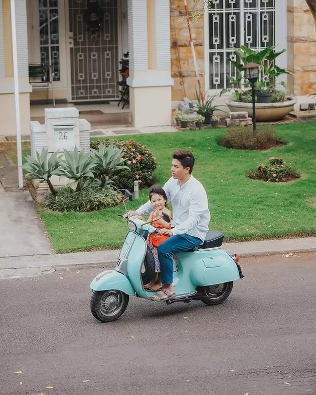 Potret Glenn Alinskie naik motor © 2021 brilio.net