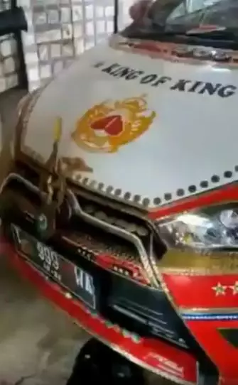 mobil sedan dibalut emas 40 m Instagram