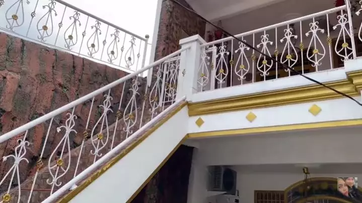  rumah masa kecil Kartika © YouTube