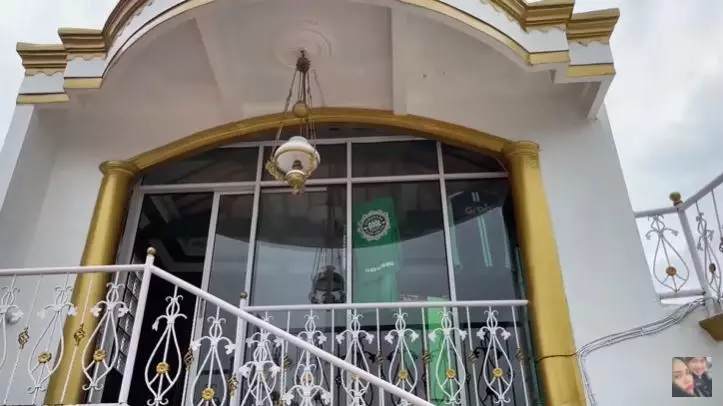  rumah masa kecil Kartika © YouTube