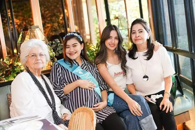 kebersamaan seleb dengan kakek nenek bule © 2021 brilio.net