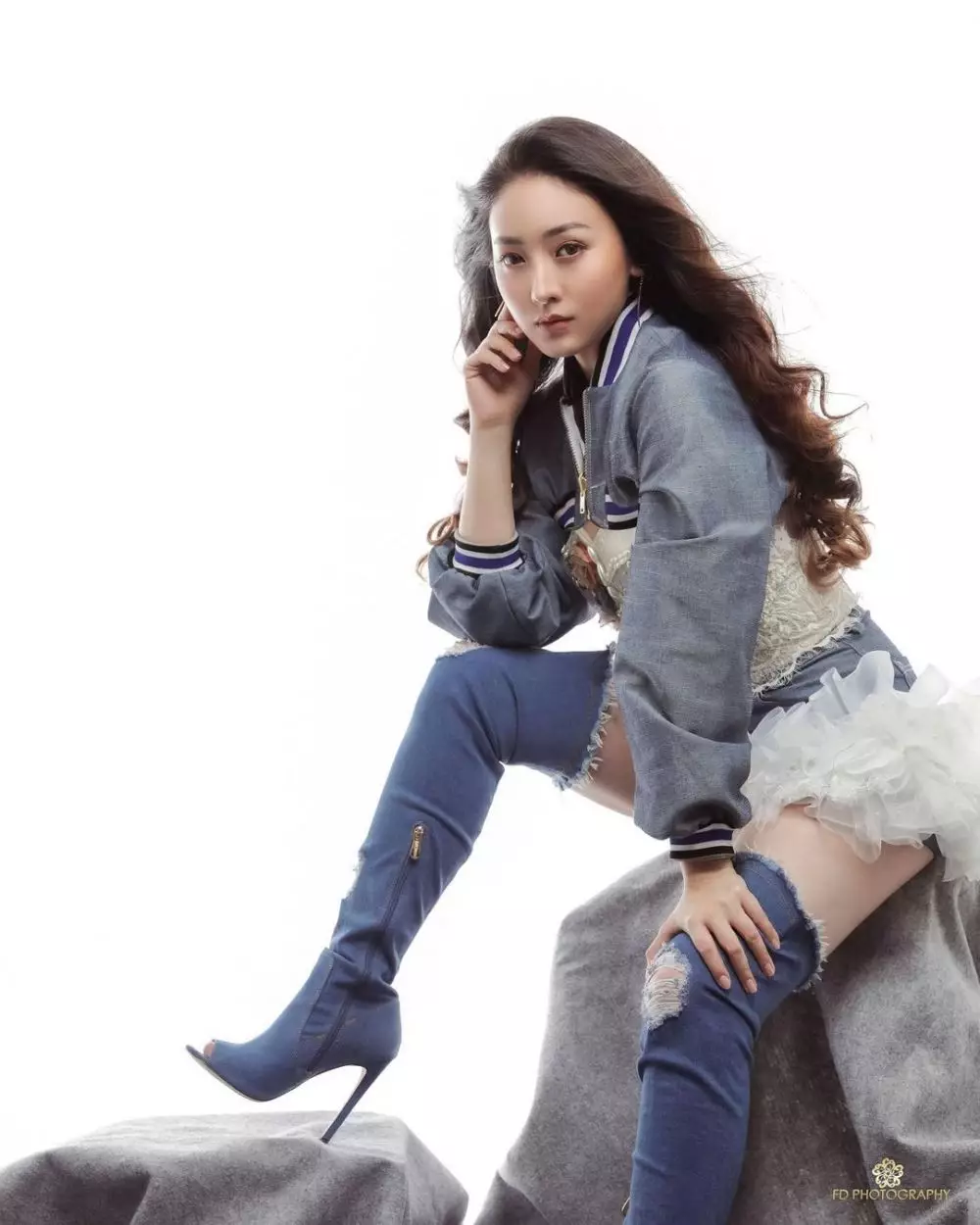 Natasha Wilona dengan gaya denim on denim © 2021 brilio.net