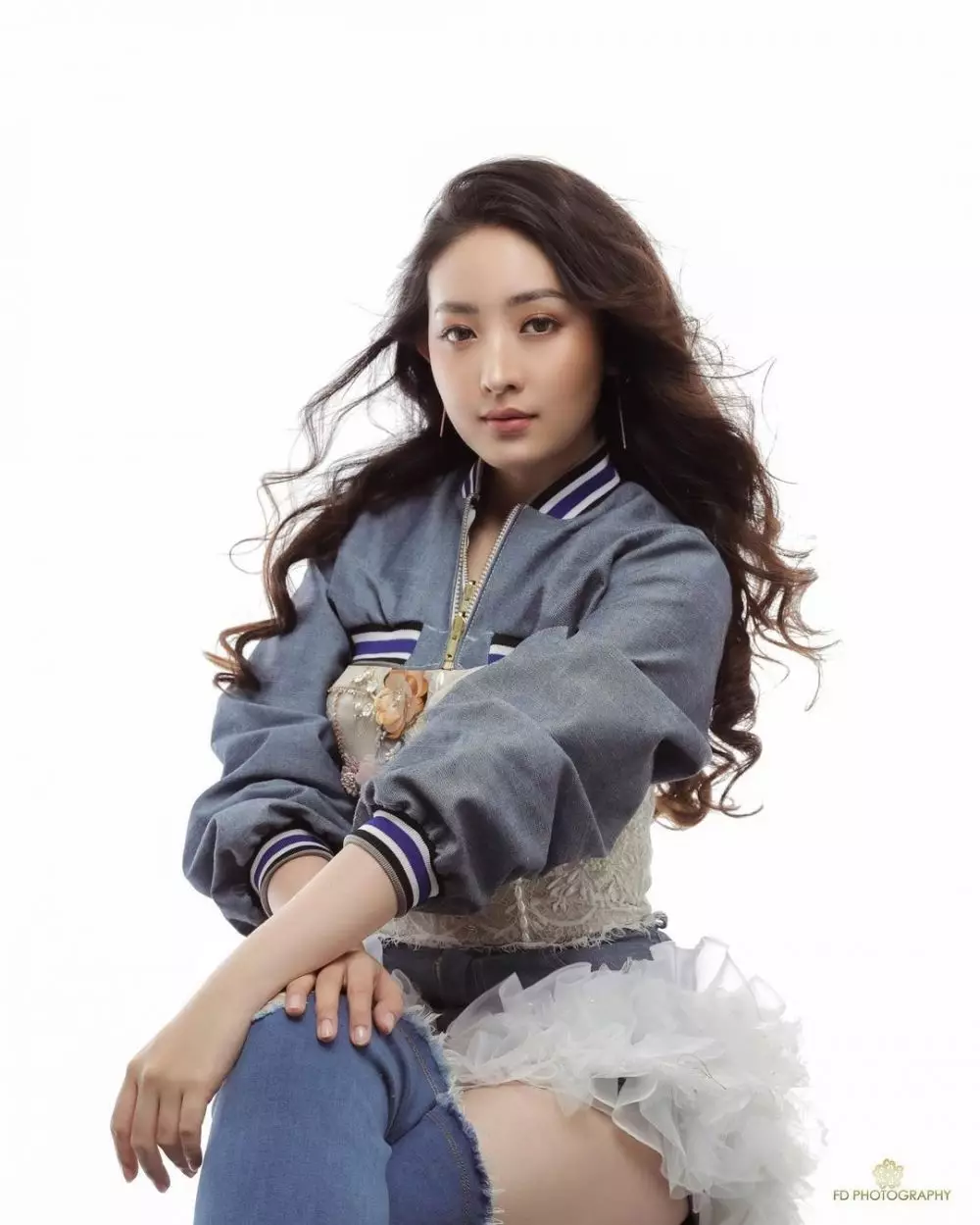 Natasha Wilona dengan gaya denim on denim © 2021 brilio.net