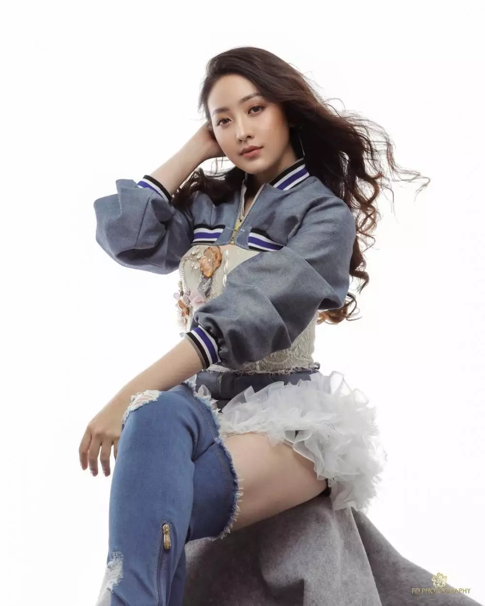 Natasha Wilona dengan gaya denim on denim © 2021 brilio.net