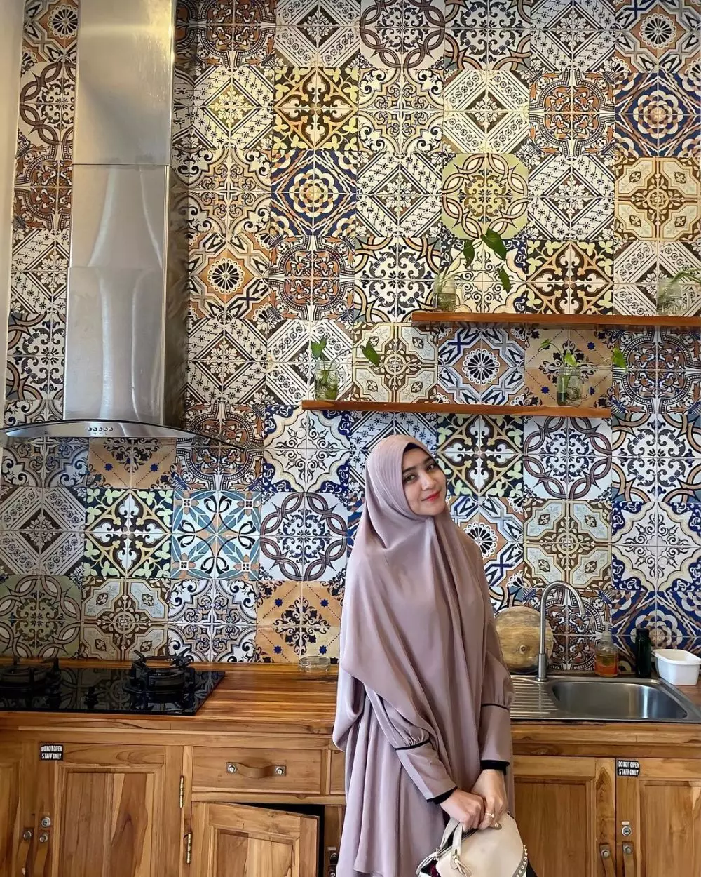 Potret terbaru Sherel Thalib © 2021 brilio.net Potret terbaru Sherel Thalib © 2021 brilio.net