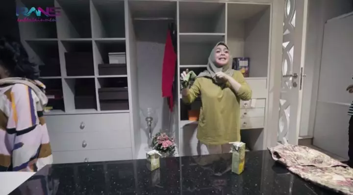 walk in closet kamar Nagita © YouTube