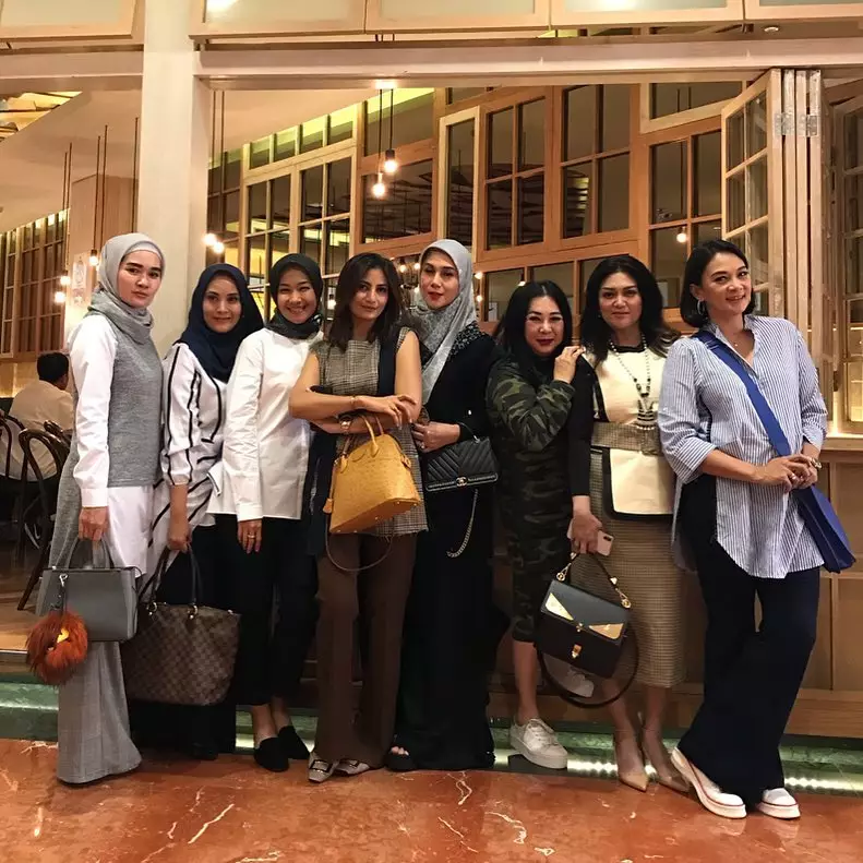 Gaya seleb saat arisan © Instagram Gaya seleb saat arisan © Instagram