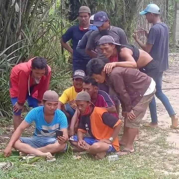 tukang bangunan menghibur diri © berbagai sumber